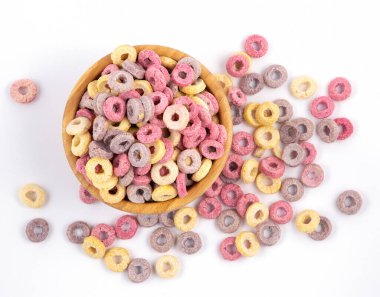 Mısır gevreği çikolatası ya da kase odunundaki mısır gevreği doğası sağlıklı bir kahvaltıdır ve beyaz arka planda her günün en iyi beslenme şeklidir..