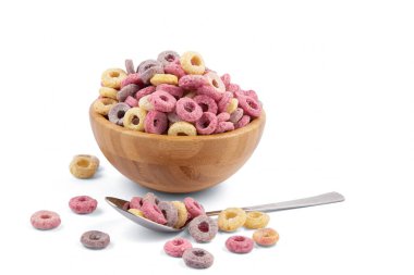 Mısır gevreği çikolatası ya da kase odunundaki mısır gevreği doğası sağlıklı bir kahvaltıdır ve beyaz arka planda her günün en iyi beslenme şeklidir..