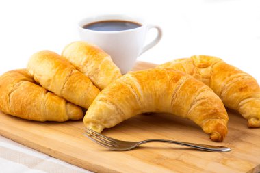 Kruvasan ekmeği, beyaz arka planda sağlık ve diyet gıdaları için sabah kahve fincanıyla kahvaltı.