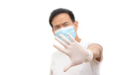 Mikropları, zehirli dumanları ve tozu önlemek için maske takan Asyalı genç bir adamın görüntüsü. Beyaz arka planda havada bakteriyel enfeksiyonun önlenmesi