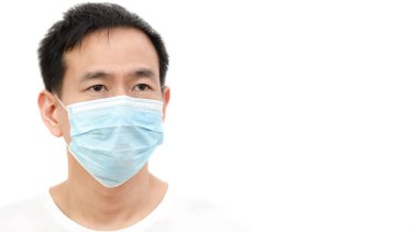 Mikropları, zehirli dumanları ve tozu önlemek için maske takan Asyalı genç bir adamın görüntüsü. Beyaz arka planda havada bakteriyel enfeksiyonun önlenmesi
