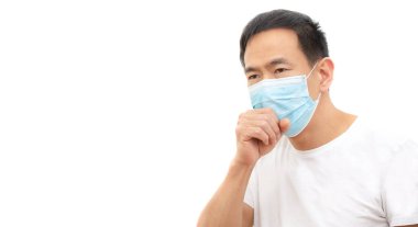 Mikropları, zehirli dumanları ve tozu önlemek için maske takan Asyalı genç bir adamın görüntüsü. Beyaz arka planda havada bakteriyel enfeksiyonun önlenmesi