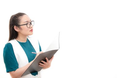 Asyalı güzel bir kadın, uzun saçlı, siyah, beyaz tenli, 30 yaşında, kişiliği olan, kişisel iş ofisi için genç bir iş kadını tarzı ofis ya da beyaz arka planda bir ev.