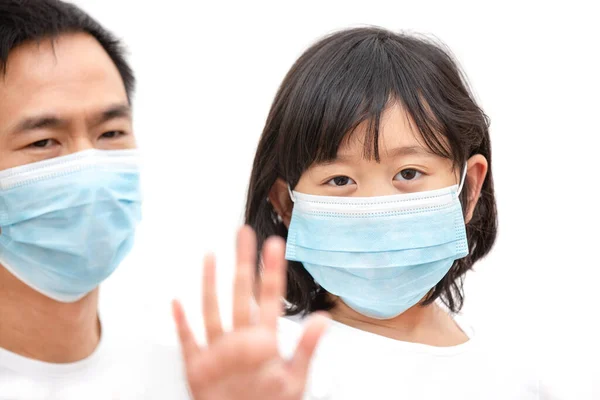 子どもたちの顔家族と一緒にマスクをして 細菌や有毒物質 ほこりを防ぐ 白い背景に空気中の細菌感染性コロナウイルスの予防 — ストック写真