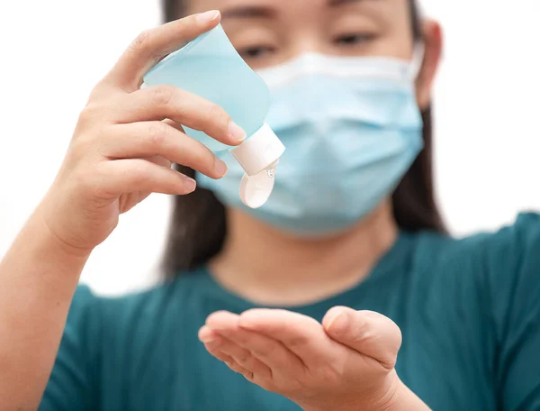 若いアジアの女性の顔は 手のゲル消毒洗浄し 毒性の煙やほこりを防ぐためにマスクを着用しています 白い背景に空気中の細菌感染の予防 — ストック写真