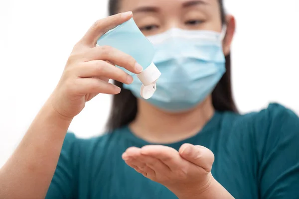 若いアジアの女性の顔は 手のゲル消毒洗浄し 毒性の煙やほこりを防ぐためにマスクを着用しています 白い背景に空気中の細菌感染の予防 — ストック写真