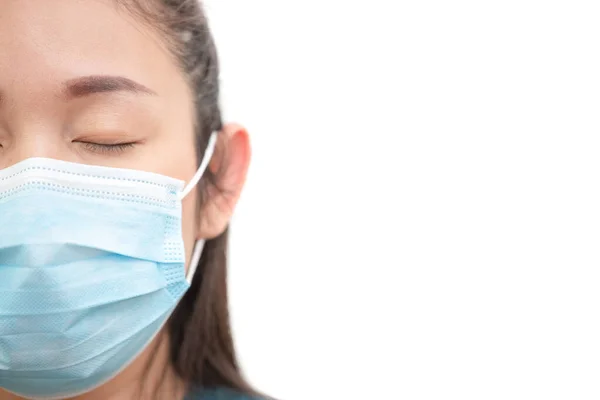 細菌や有毒物質 ほこりを防ぐためにマスクをしている若いアジアの女性のイメージの顔 白い背景に空気中の細菌感染の予防 — ストック写真