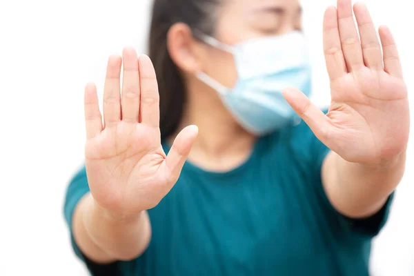 細菌や有毒物質 ほこりを防ぐためにマスクをしている若いアジアの女性のイメージの顔 白い背景に空気中の細菌感染の予防 — ストック写真