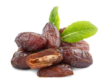 Palmiye anka kuşu dactylifera veya Dare meyveleri beyaz arka planda izole meyveler.