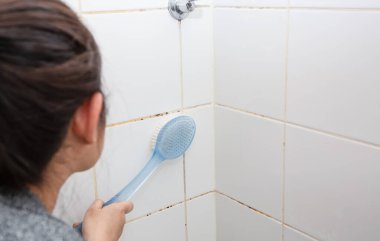 Duş odasındaki duvarın küf ya da mantarı, sıcak su ve bakteri birikintisinin neden olduğu siyah ya da kahverengi küf kalıbına neden oluyor..