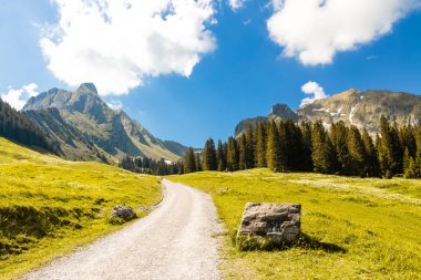 Gantrischseeli 'nin İsviçre doğa parkındaki manzara manzarası, dağların arasında bir nehir bulunan doğal manzara. Yaz gökyüzünde açık bir günde, seyahat ve tatil için.