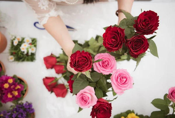 Mulher Preparando Para Aparar Rosas Vermelhas Rosa Belos Arranjos Flores — Fotografia de Stock