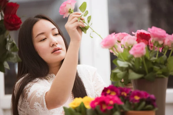 Mulher Preparando Para Aparar Rosas Vermelhas Rosa Belos Arranjos Flores — Fotografia de Stock