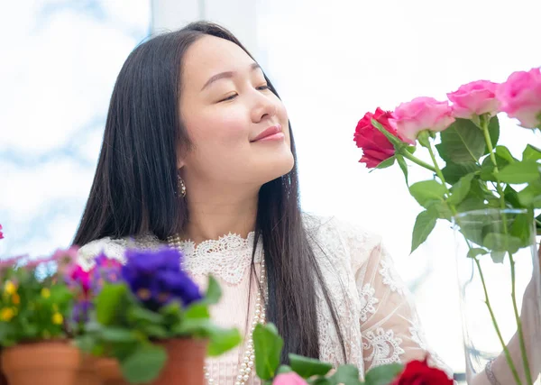 Kırmızı Pembe Gülleri Budamaya Hazırlanan Bir Kadın Evdeki Güzel Çiçek — Stok fotoğraf