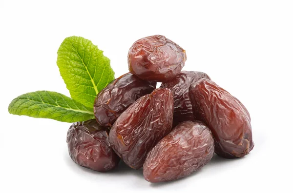 Palmiye anka kuşu dactylifera veya Dare meyveleri beyaz arka planda izole meyveler.