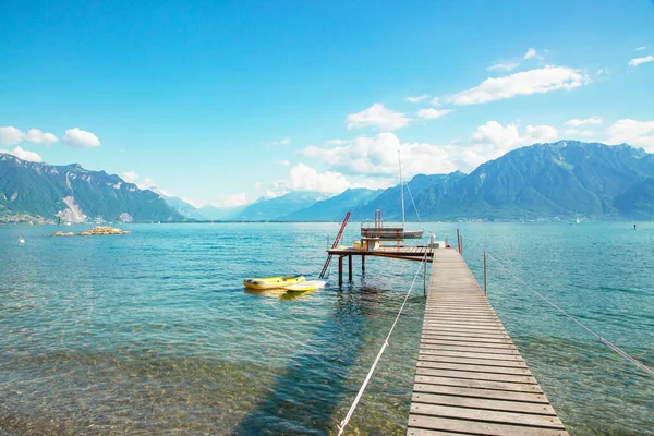 Göl manzaralı. Avrupa 'da yaz aylarında yüzmek ve dağlarda yüzmek için uzun bir köprü yolu var. Ailesiyle tatile çıkıyor.