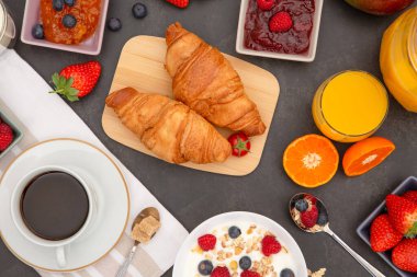 Kahvaltıda kahve, tereyağlı kruvasan, mısır gevreği, fincanda süt, çilek, ahududu, kivi ve kahvaltı masasında taze portakal suyu ile servis edilir..