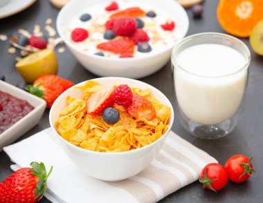 Kahvaltıda kahve, tereyağlı kruvasan, mısır gevreği, fincanda süt, çilek, ahududu, kivi ve kahvaltı masasında taze portakal suyu ile servis edilir..