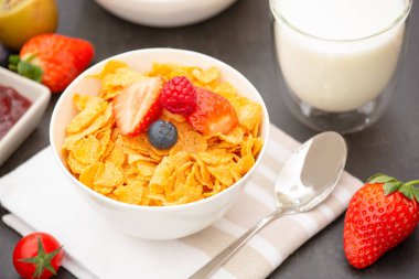 Kahvaltıda kahve, tereyağlı kruvasan, mısır gevreği, fincanda süt, çilek, ahududu, kivi ve kahvaltı masasında taze portakal suyu ile servis edilir..