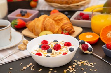 Kahvaltıda kahve, tereyağlı kruvasan, mısır gevreği, fincanda süt, çilek, ahududu, kivi ve kahvaltı masasında taze portakal suyu ile servis edilir..