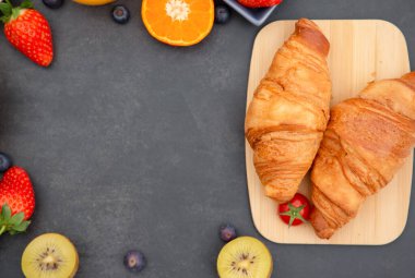 Kahvaltıda kahve, tereyağlı kruvasan, mısır gevreği, fincanda süt, çilek, ahududu, kivi ve kahvaltı masasında taze portakal suyu ile servis edilir..