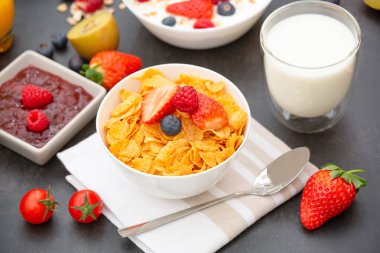 Kahvaltıda kahve, tereyağlı kruvasan, mısır gevreği, fincanda süt, çilek, ahududu, kivi ve kahvaltı masasında taze portakal suyu ile servis edilir..