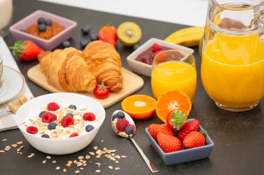 Kahvaltıda kahve, tereyağlı kruvasan, mısır gevreği, fincanda süt, çilek, ahududu, kivi ve kahvaltı masasında taze portakal suyu ile servis edilir..