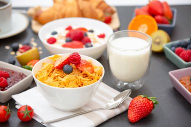 Kahvaltıda kahve, tereyağlı kruvasan, mısır gevreği, fincanda süt, çilek, ahududu, kivi ve kahvaltı masasında taze portakal suyu ile servis edilir..