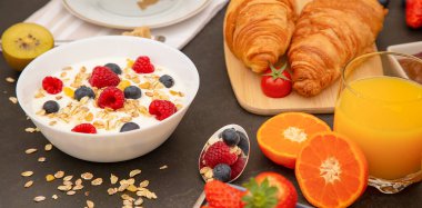 Kahvaltıda kahve, tereyağlı kruvasan, mısır gevreği, fincanda süt, çilek, ahududu, kivi ve kahvaltı masasında taze portakal suyu ile servis edilir..