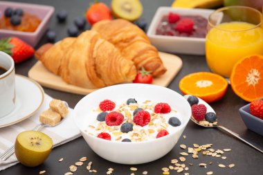 Kahvaltıda kahve, tereyağlı kruvasan, mısır gevreği, fincanda süt, çilek, ahududu, kivi ve kahvaltı masasında taze portakal suyu ile servis edilir..