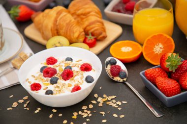 Kahvaltıda kahve, tereyağlı kruvasan, mısır gevreği, fincanda süt, çilek, ahududu, kivi ve kahvaltı masasında taze portakal suyu ile servis edilir..