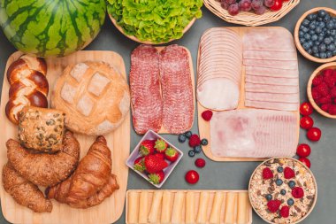 Sabah kahvaltı masada kruvasan ekmeği, kruvasan gevreği, pastırma, jambon, peynir, marul, fasulye, mısır gevreği, sağlıklı kahvaltı için meyve ve fotokopi alanı ile servis edilir.