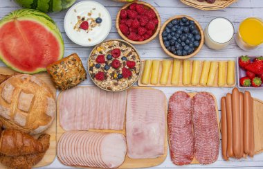 Sabah kahvaltısı sebze, kruvasan ekmeği, jambon, peynir, marul, fasulye, mısır gevreği ve meyveli olsun.