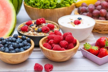 Toplu meyveler karışık ve sebzeler salata kasesi, fındık kasesi, çilek, muz ve ananas, portakal suyu, C vitamini..