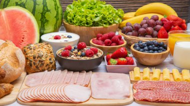 Sabah kahvaltısı sebze, kruvasan ekmeği, jambon, peynir, marul, fasulye, mısır gevreği ve meyveli olsun.