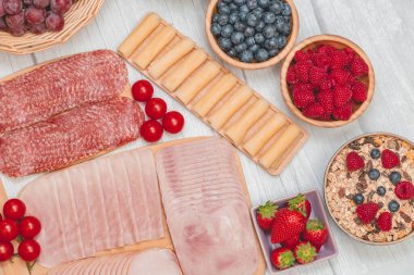 Sabah kahvaltı masada kruvasan ekmeği, kruvasan gevreği, pastırma, jambon, peynir, marul, fasulye, mısır gevreği, sağlıklı kahvaltı için meyve ve fotokopi alanı ile servis edilir.