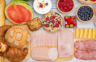 Sabah kahvaltısı sebze, kruvasan ekmeği, jambon, peynir, marul, fasulye, mısır gevreği ve meyveli olsun.