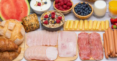 Sabah kahvaltısı sebze, kruvasan ekmeği, jambon, peynir, marul, fasulye, mısır gevreği ve meyveli olsun.