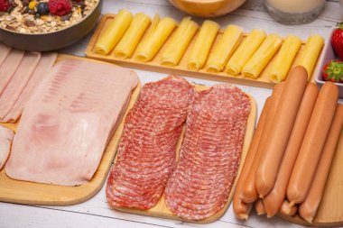 Sabah kahvaltısı sebze, kruvasan ekmeği, jambon, peynir, marul, fasulye, mısır gevreği ve meyveli olsun.