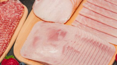 Sabah kahvaltı masada kruvasan ekmeği, kruvasan gevreği, pastırma, jambon, peynir, marul, fasulye, mısır gevreği, sağlıklı kahvaltı için meyve ve fotokopi alanı ile servis edilir.