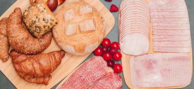 Sabah kahvaltı masada kruvasan ekmeği, kruvasan gevreği, pastırma, jambon, peynir, marul, fasulye, mısır gevreği, sağlıklı kahvaltı için meyve ve fotokopi alanı ile servis edilir.