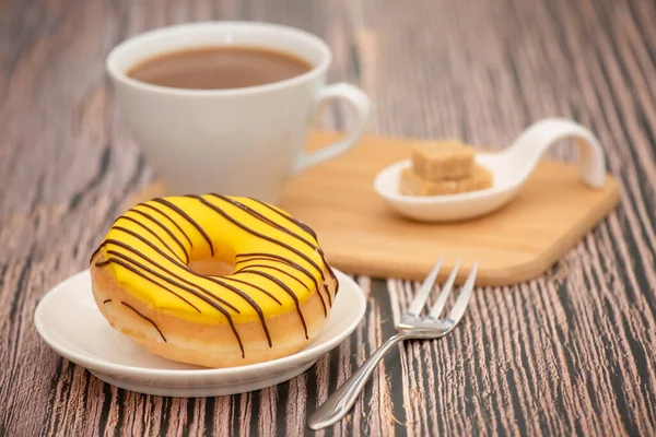 Dessert Donuts Schokoladen Und Erdbeerkreise Zucker Und Sahne Auf Donuts — Stockfoto