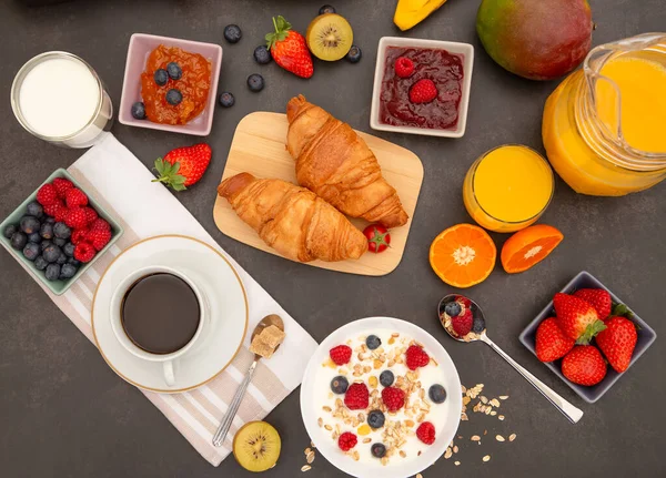 Frukost Serveras Morgonen Med Kaffe Smör Croissant Och Majs Flingor — Stockfoto