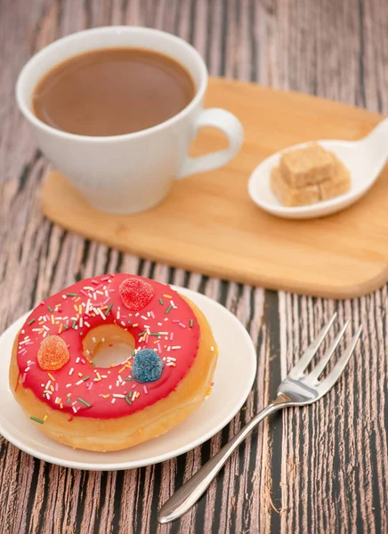 甜甜圈 巧克力和草莓圈 甜甜圈和热咖啡杯上的糖和奶油 准备休息或在木制餐桌前聚会 — 图库照片
