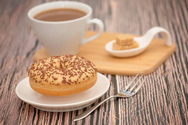 Dessert Donuts Schokoladen Und Erdbeerkreise Zucker Und Sahne Auf Donuts — Stockfoto