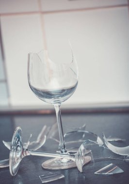 Mutfağın zemininde kırık tabaklar ya da kırık su bardakları. Mutfaktaki kaza kavramı, evin içindeki beden ve çocuklar için tehlikelidir..