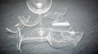 Mutfağın zemininde kırık tabaklar ya da kırık su bardakları. Mutfaktaki kaza kavramı, evin içindeki beden ve çocuklar için tehlikelidir..