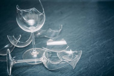 Mutfağın zemininde kırık tabaklar ya da kırık su bardakları. Mutfaktaki kaza kavramı, evin içindeki beden ve çocuklar için tehlikelidir..