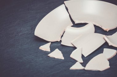 Mutfağın zemininde kırık tabaklar ya da kırık su bardakları. Mutfaktaki kaza kavramı, evin içindeki beden ve çocuklar için tehlikelidir..