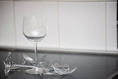 Mutfağın zemininde kırık tabaklar ya da kırık su bardakları. Mutfaktaki kaza kavramı, evin içindeki beden ve çocuklar için tehlikelidir..